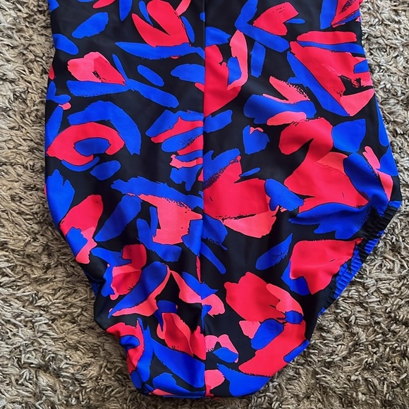 Aqua Green Cinch
Front One Piece Swimsuit
Medium Multicolor Size 8 - Picture 12 of 14